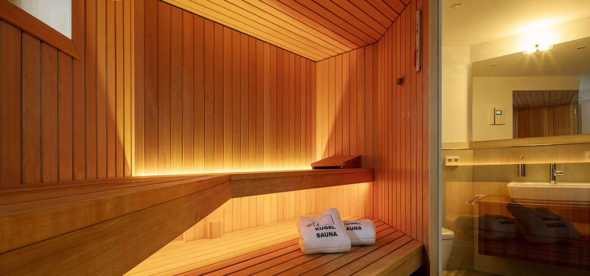 Innensauna in einer Dachschräge mit LED-Leisten