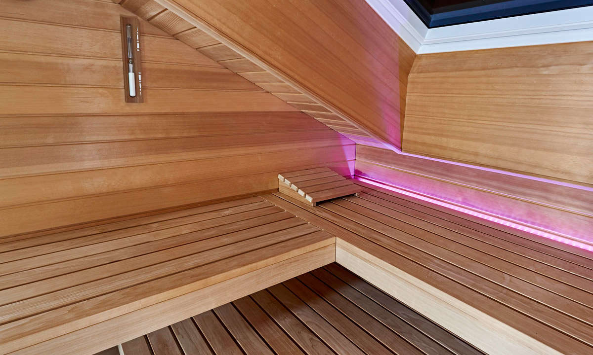 Ecksauna in einer Dachschräge mit einem Dachfenster