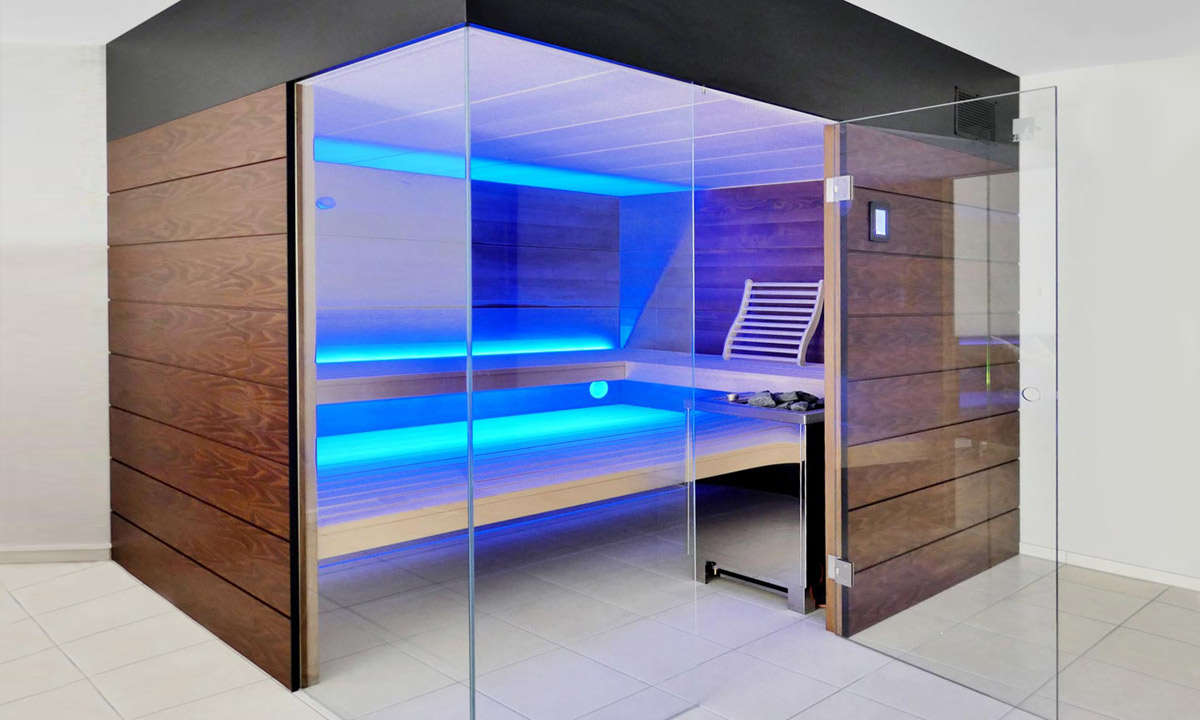 Designsauna mit Glasfront und blauen LED-Leisten