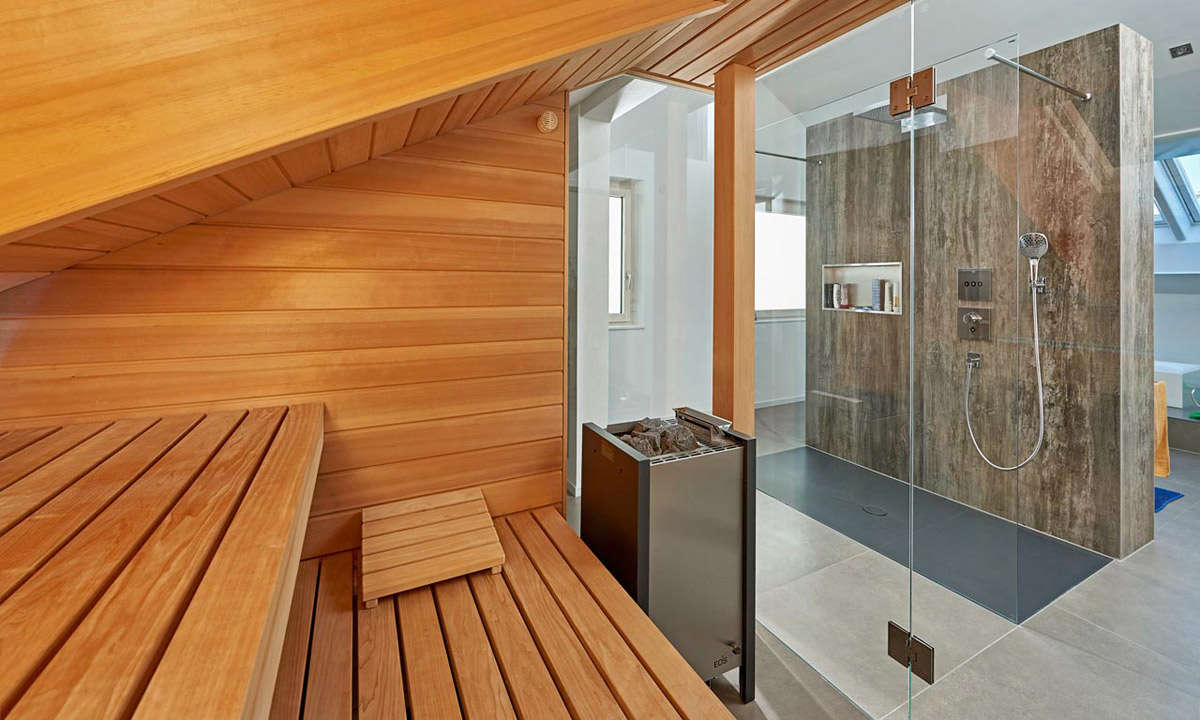 Innensauna in einer Dachschräge mit Holzliegen