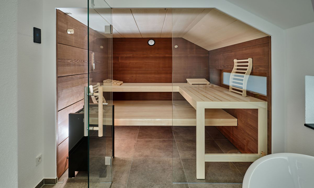 Außenansicht einer Sauna in einer Dachschräge